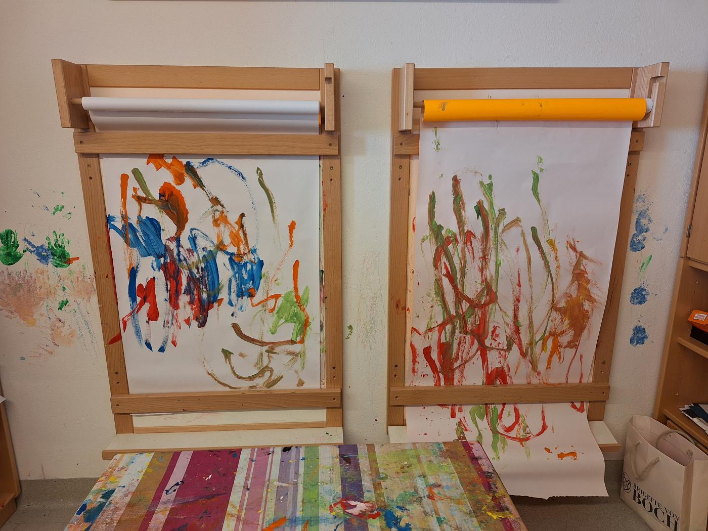 Bild zeigt angemalte Papierrollen