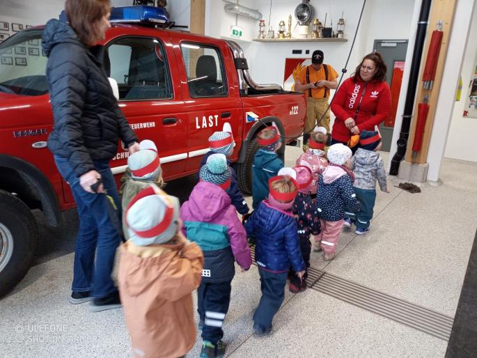 Kindergruppe im Feuerwehrhaus wird gezeigt
